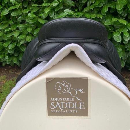 Image 16 of Thorowgood T6 18 inch dressage saddle