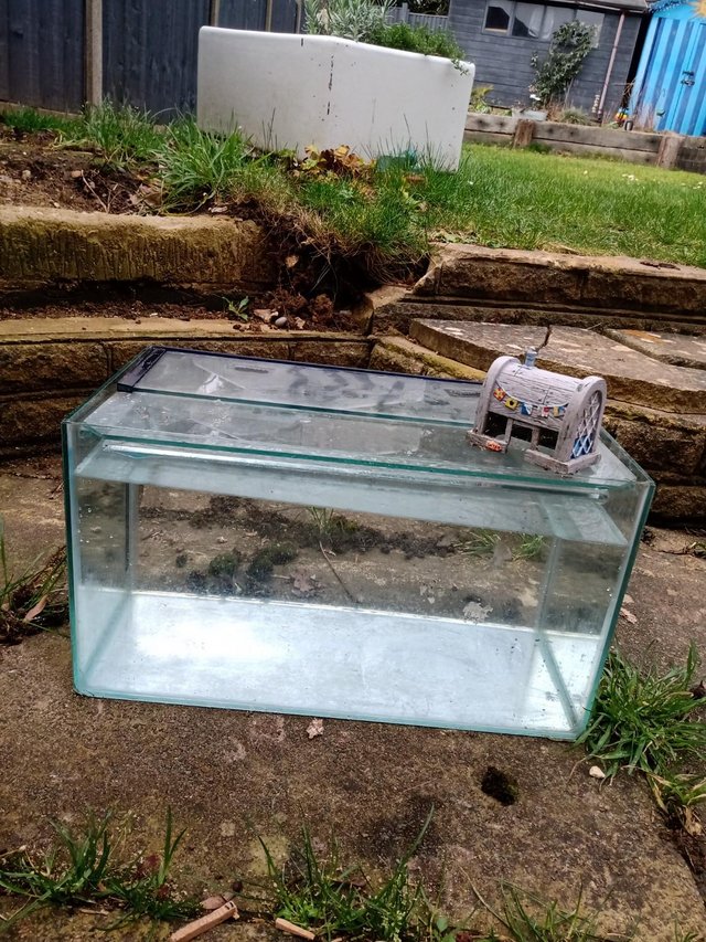 Preview of the first image of Glass Fish Tank with Glass Lid.