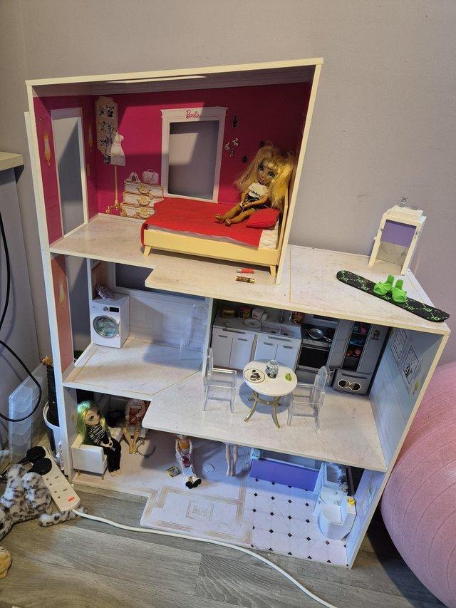 Preview of the first image of Rainbow high doll house.