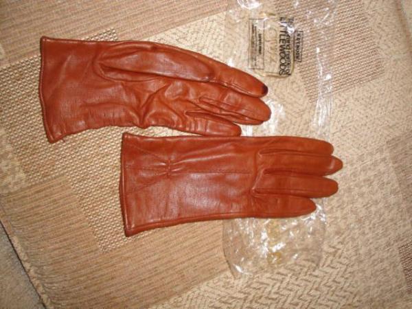 Image 1 of Tan / Brown Leather Ladies Gloves. As new but slight marks