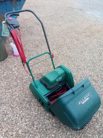 Image 2 of Electric lawn mower. Rear roller for perfect stripes