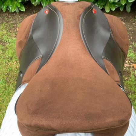 Image 16 of Thorowgood T4 17.5 inch high wither compact saddle
