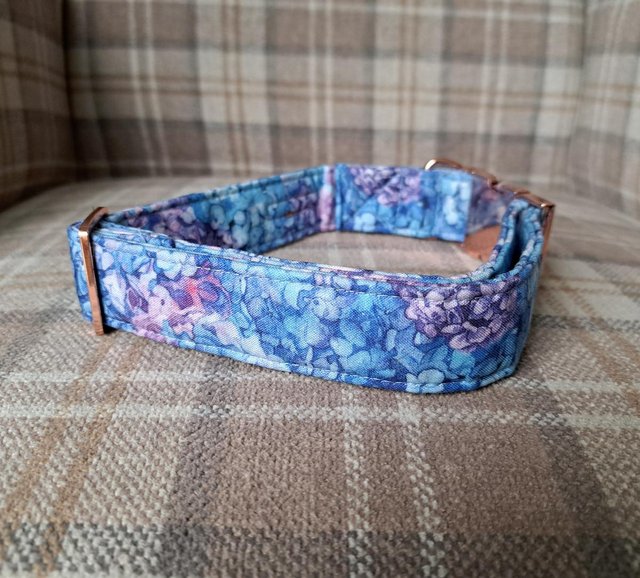 Preview of the first image of Brand new L/XL dog collar and bowtie, pretty floral fabric.