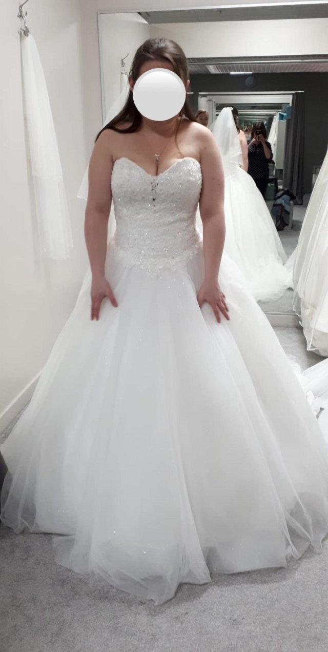 Preview of the first image of Beautiful wedding dress - Wed2B.