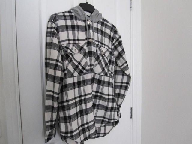 Preview of the first image of Black and white hoodie shirt from H+M.