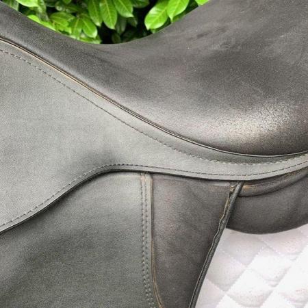 Image 7 of Thorowgood T4 17 inch high wither dressage saddle