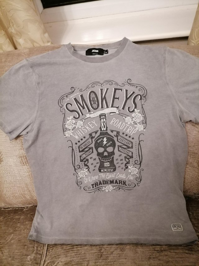 Preview of the first image of Mens T-shirt Size L Grey Skull logo.