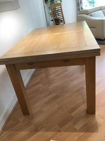 Image 7 of EXTENDING SOLID OAK DINING TABLE RRP £550 SEATS 6-8