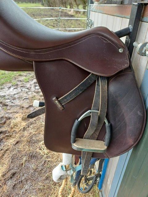 Preview of the first image of wintec 17 1/2" brown gp saddle.
