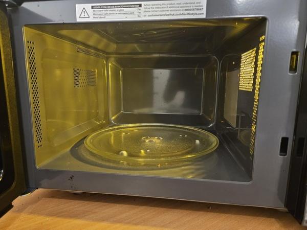 Image 3 of Microwave Toshiba like new