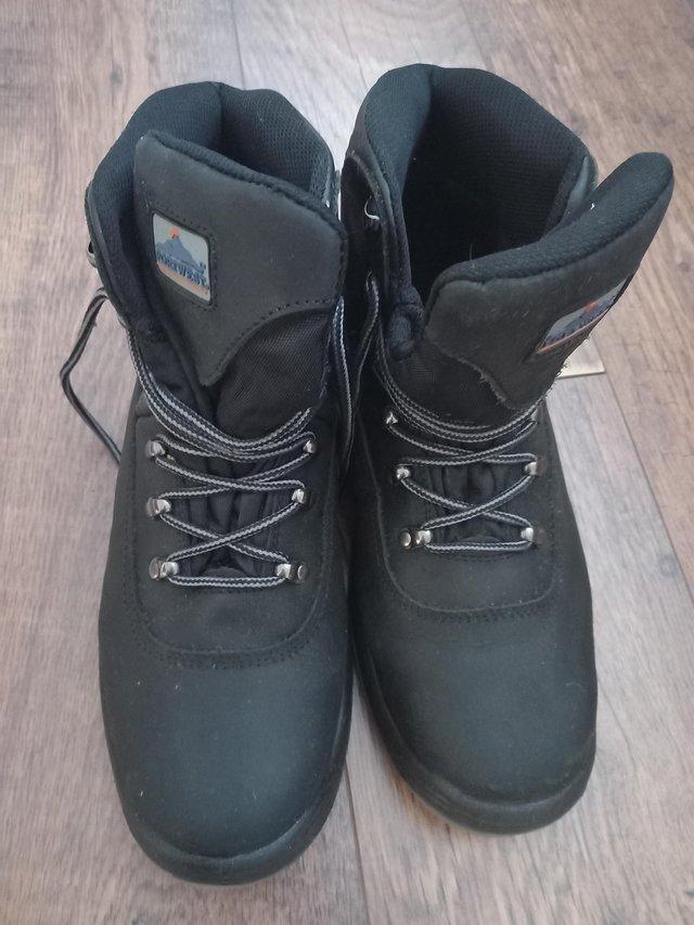 Preview of the first image of Mens leather toecap protection work boots.