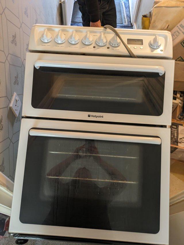 Preview of the first image of HOTPOINT White electric cooker fully working.