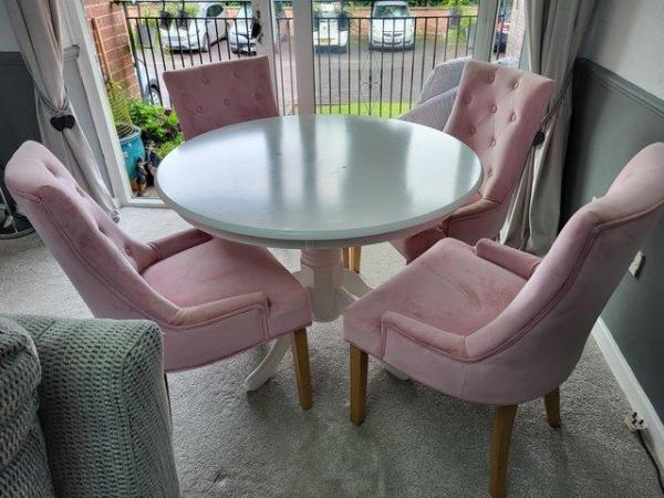 Image 3 of Dining table and four pink velvetchairs