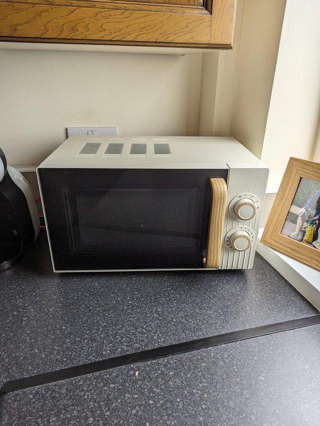 Preview of the first image of Microwave Oven Cream.. Excellent Condition.