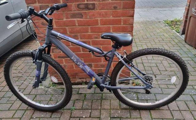 Like new - Adult aluminium framed mountain bike - £160
