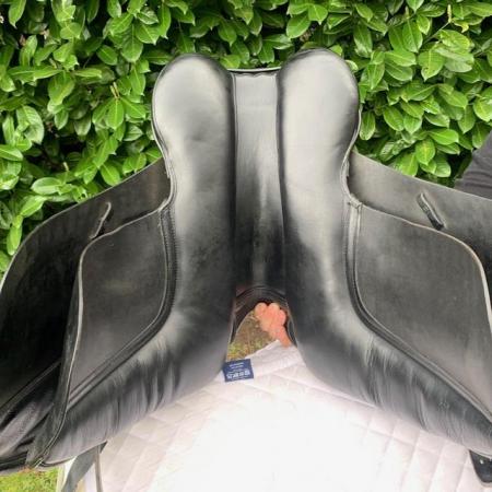 Image 18 of Kent & Masters 17.5 S-Series Dressage  Surface Block saddle