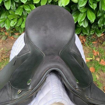 Image 8 of Thorowgood T4 17 inch high wither dressage saddle