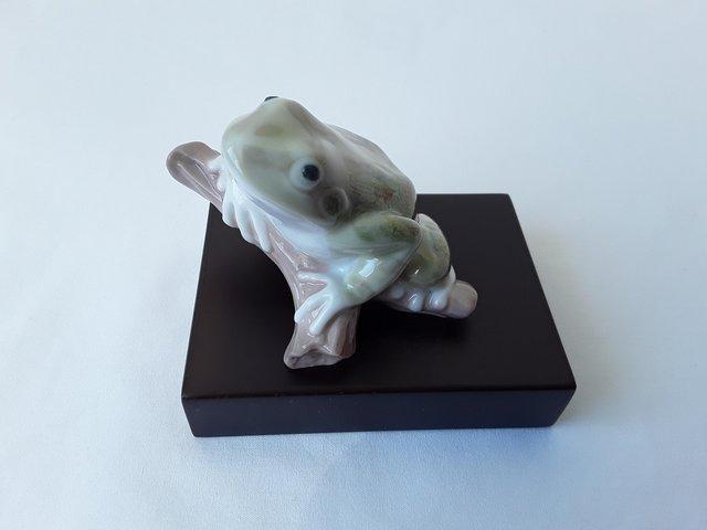 Preview of the first image of NEW RARE LLADRO 8037 LUCKY FROG (TREE FROG) WITH STAND.