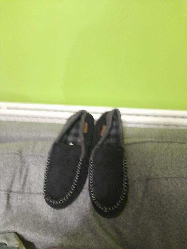 Preview of the first image of New Mens  grey and black slippers.