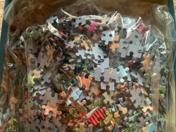 Image 2 of Jigsaw puzzle Boarding the Bus 1000 pieces.