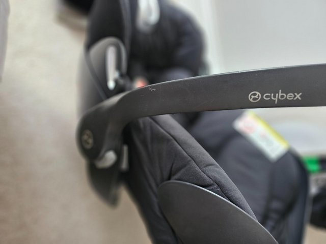 Preview of the first image of Cybex Platinum car seat and Isofix base.