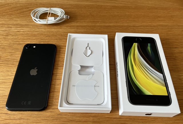 Image 2 of Apple iPhone SE 2020 unlocked 128GB Black Boxed