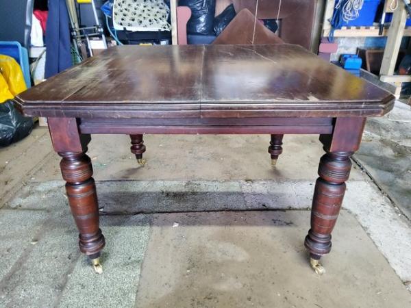 Image 1 of Victorian mahogany centre leaf table