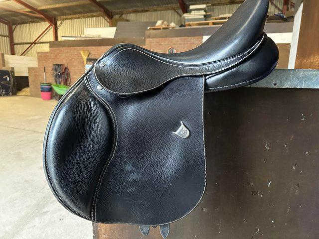 Preview of the first image of BATES ELEVATION DS SADDLE 17.5”.