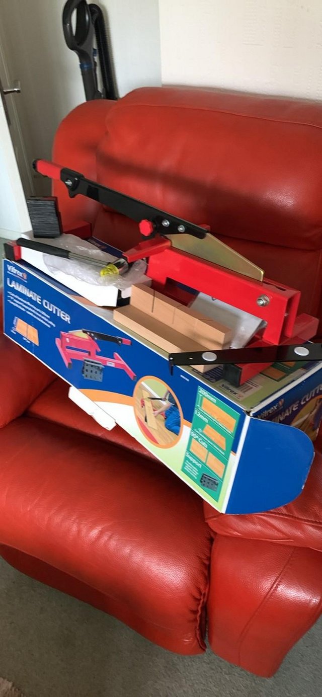 Preview of the first image of laminate floor cutter boxed with accessories.