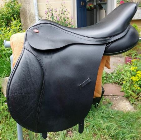 Image 3 of Kent & Masters Cob leather adjustable saddle 17"