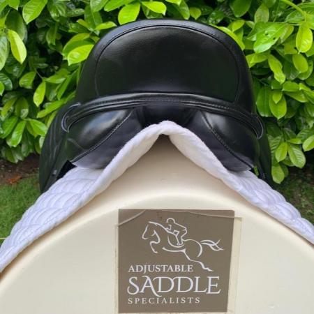 Image 18 of Kent & Masters 17.5 S-Series Dressage surface saddle(s3181)