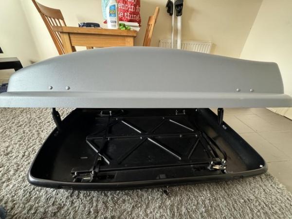 Image 4 of Halfords 320L roof box with aero bars 127cm and foot clamps