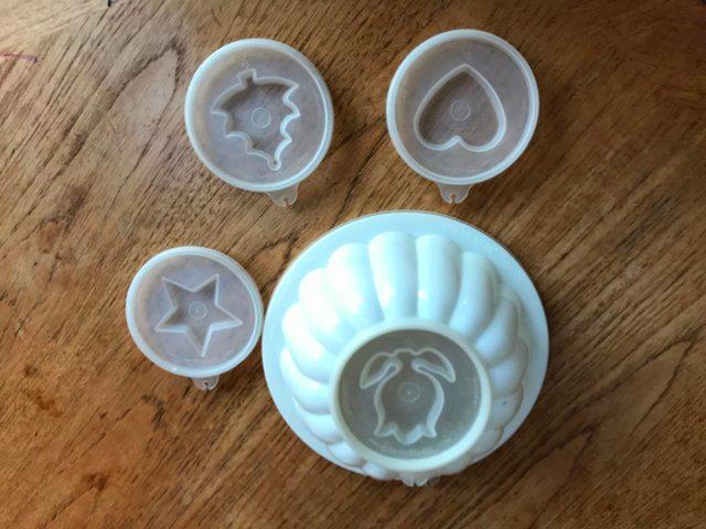 Preview of the first image of Vintage Tupperware - Jelly mould with different reliefs on y.