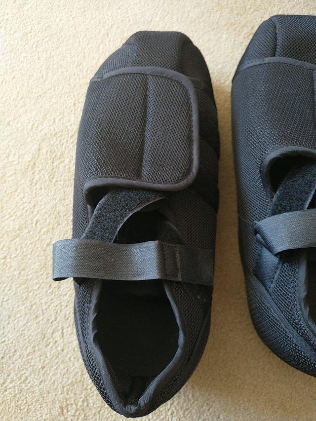 Preview of the first image of Men's toe weight bearing shoes 10 1/2-11.
