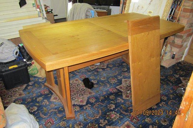 Image 2 of excellent conditionbeautiful oak table