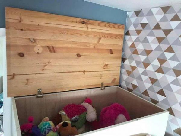 Image 3 of Solid wood bed/wardrobe/drawers/toy box