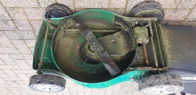 Image 2 of Qualcast 41cm petrol self propelled lawnmower