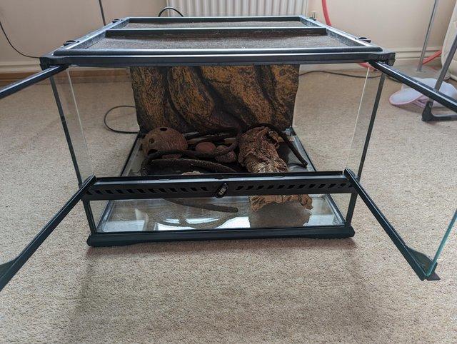 Preview of the first image of Exo Terra 45x45x30 reptile tank.
