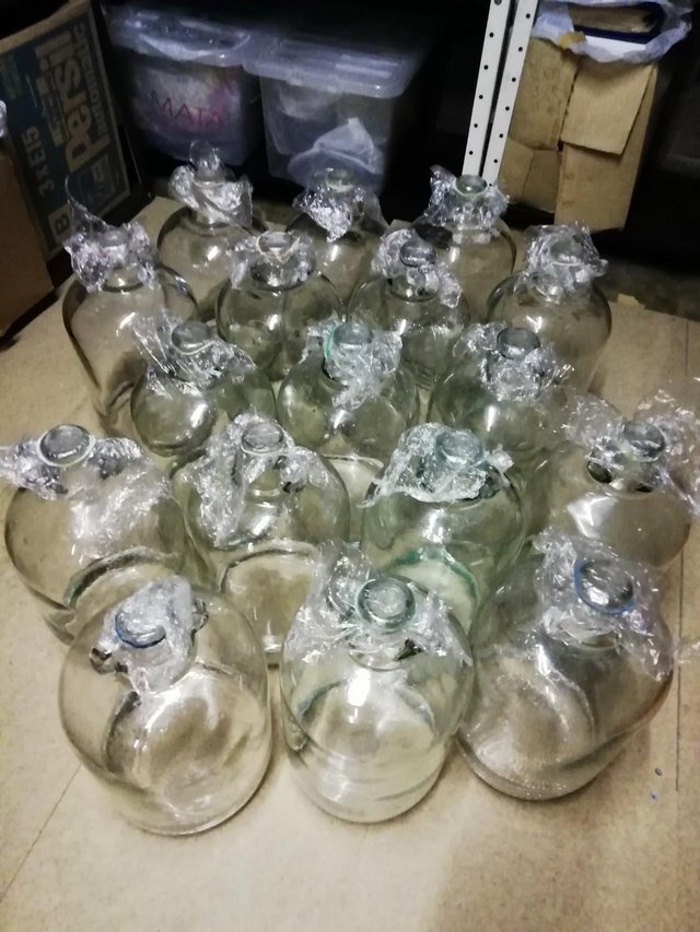 Preview of the first image of Glass 0ne gallon demi johns 2 handles.