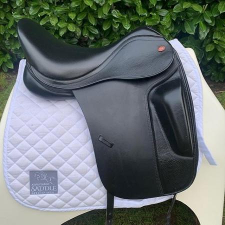 Image 9 of Kent & Masters 17 inch Low Profile Dressage saddle