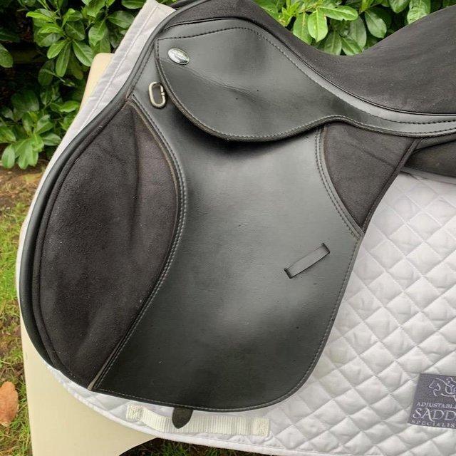 Preview of the first image of Thorowgood T4 17 inch high wither saddle.