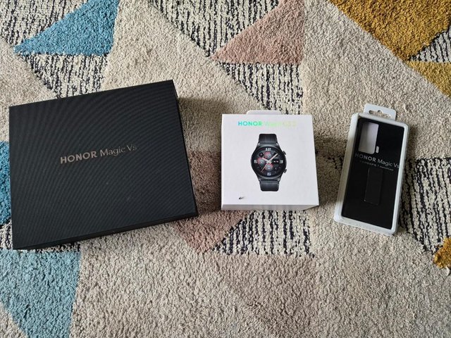 Preview of the first image of Honor Magic Vs foldable smartphone & smartwatch.