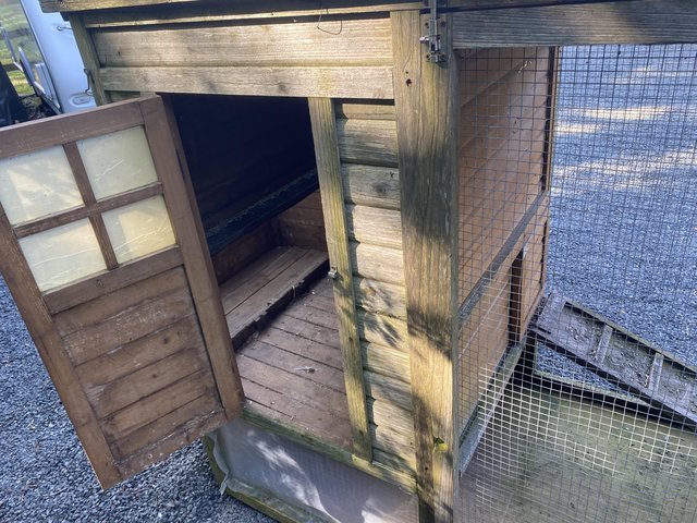 Preview of the first image of Hen/chicken house 3 to 4 hens used.