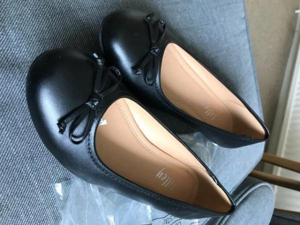 Image 2 of Black Size 6 Ladies court shoes