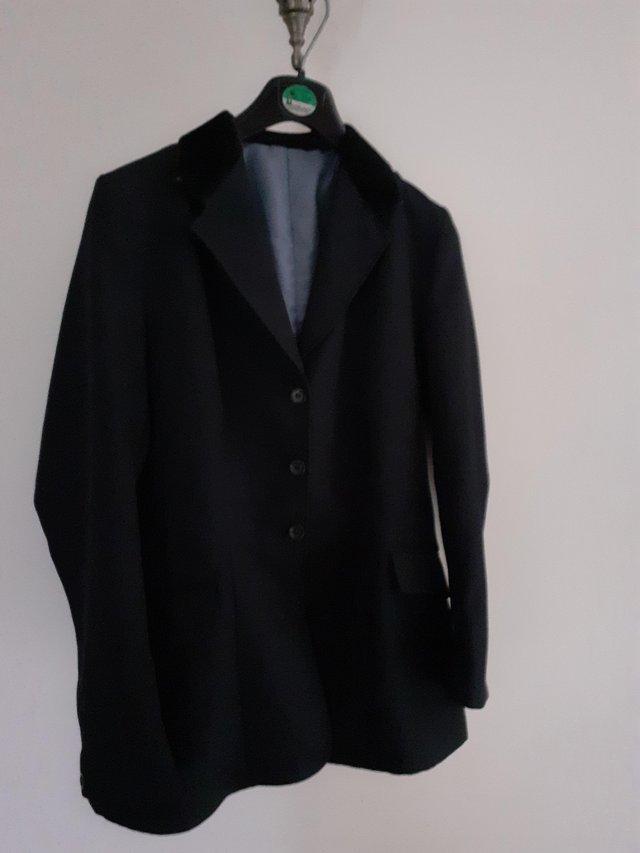 Preview of the first image of Black show jacket with velvet collar.