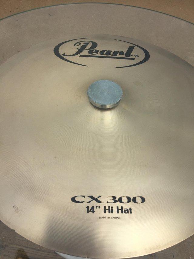 Preview of the first image of coffee table drums Pearl hi hats.