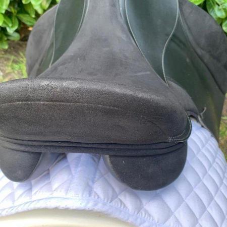 Image 17 of Thorowgood T4 17.5 inch high wither dressage saddle