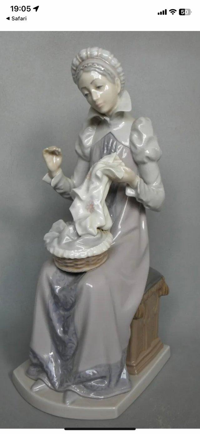 Preview of the first image of LLADRO 5126 MEDIEVAL LADY SEWING A TROUSSEAU.