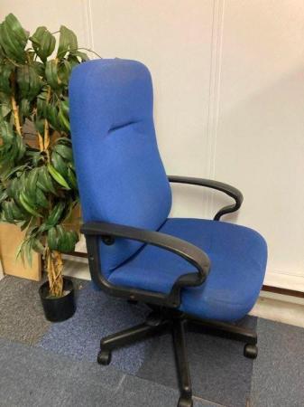 Image 3 of Comfortable blue office swivel/desk/task/computer chair