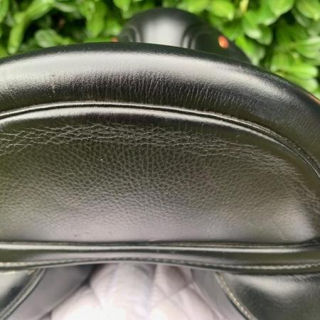Image 19 of Kent & Masters 17.5 S-Series Dressage  Surface Block saddle
